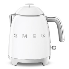 Smeg KLF05WHEU, mini rychlovarná konvice, 0,8 l / 3 šálky, 1400 W, styl 50. let, bílá Smeg KLF05WHEU, mini rychlovarná konvice, 0,8 l / 3 šálky, 1400 W, styl 50. let, bílá